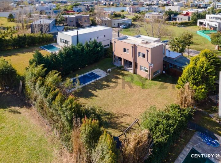 Casa · 182m² · 5 Ambientes · 2 Cocheras