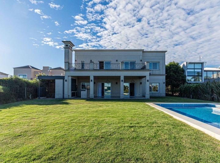 Casa · 350m² · 6 Ambientes · 2 Cocheras