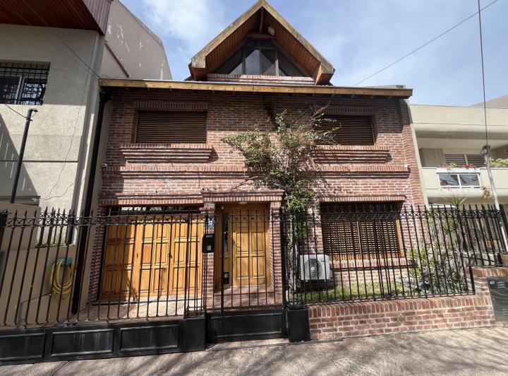 Casa · 290m² · 5 Ambientes · 2 Cocheras