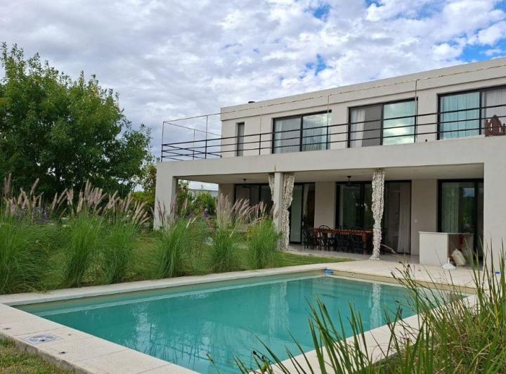 Casa · 220m² · 4 Ambientes · 2 Cocheras