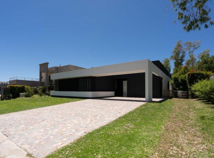 Casa · 185m² · 4 Ambientes · 2 Cocheras