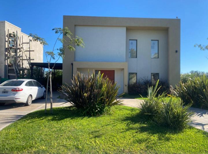Casa · 136m² · 4 Ambientes · 1 Cochera