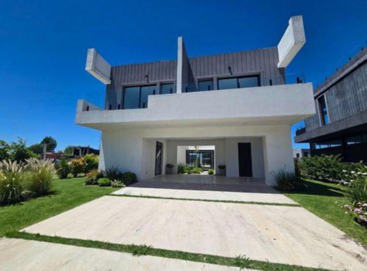 Casa · 150m² · 4 Ambientes · 4 Cocheras