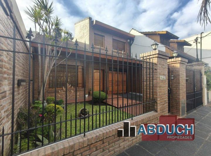Casa · 230m² · 4 Ambientes · 1 Cochera