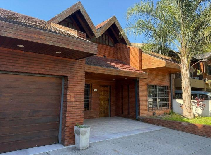 Casa · 240m² · 4 Ambientes · 2 Cocheras