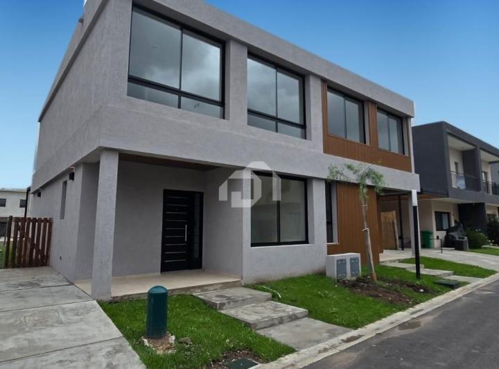 Casa · 140m² · 5 Ambientes · 2 Cocheras