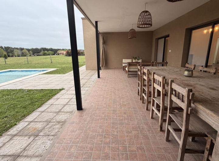 Casa · 180m² · 3 Ambientes · 4 Cocheras