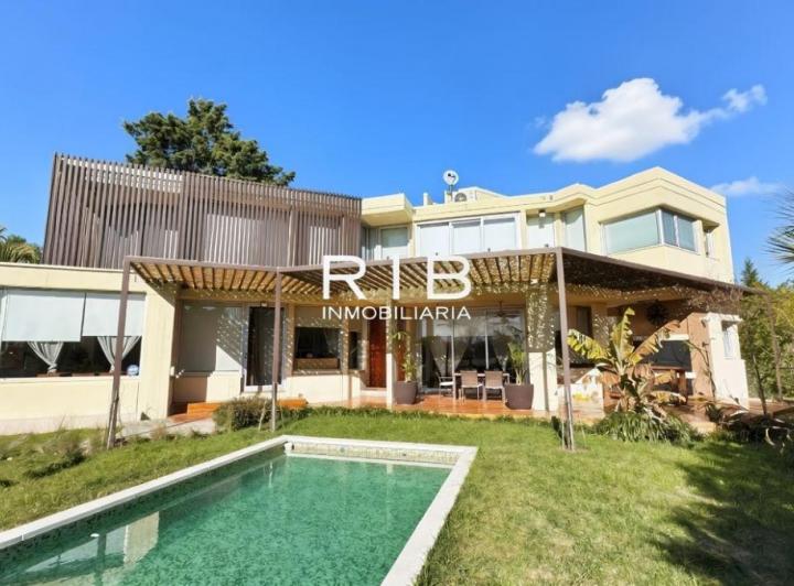 Casa · 212m² · 3 Ambientes · 2 Cocheras