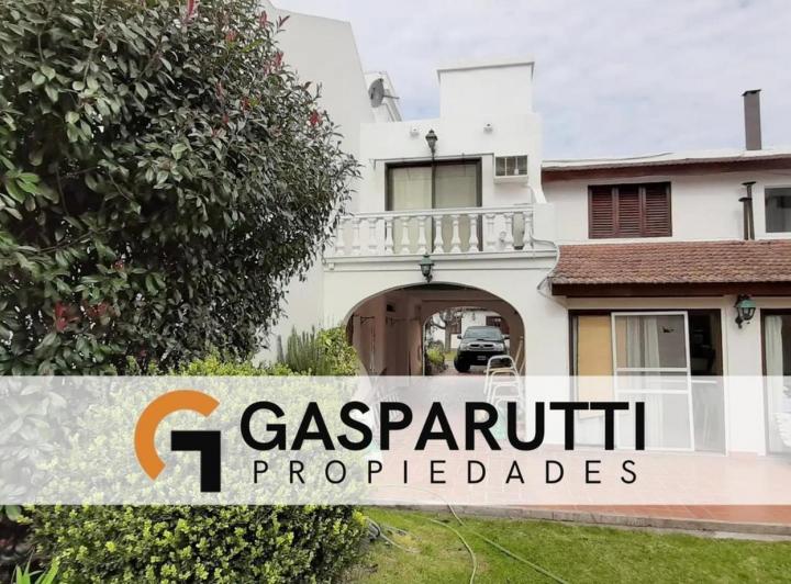 Casa · 130m² · 4 Ambientes · 3 Cocheras