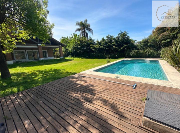 Casa · 214m² · 6 Ambientes · 3 Cocheras