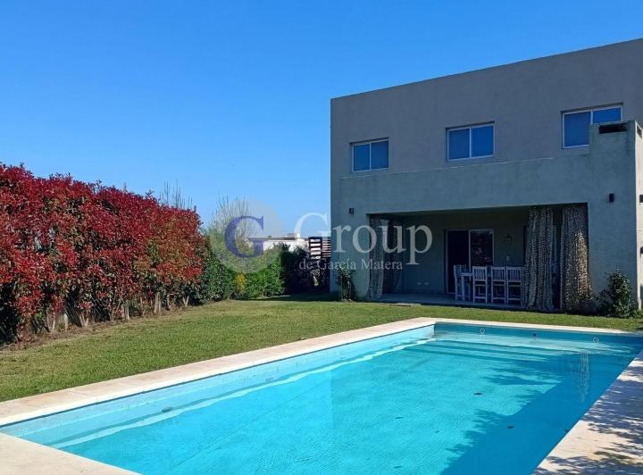 Casa · 140m² · 4 Ambientes · 2 Cocheras