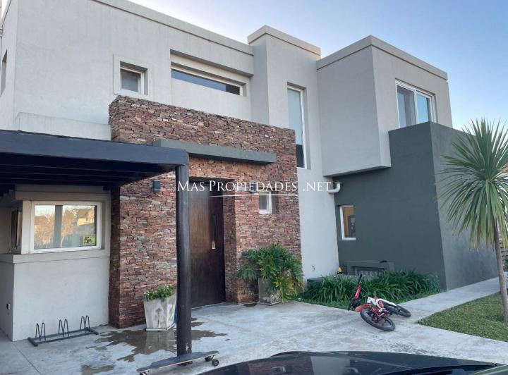Casa · 190m² · 4 Ambientes · 2 Cocheras