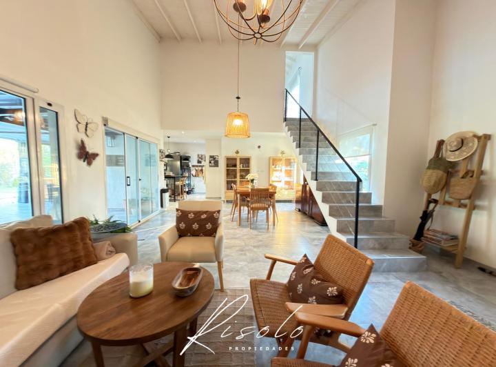 Casa · 180m² · 5 Ambientes · 2 Cocheras