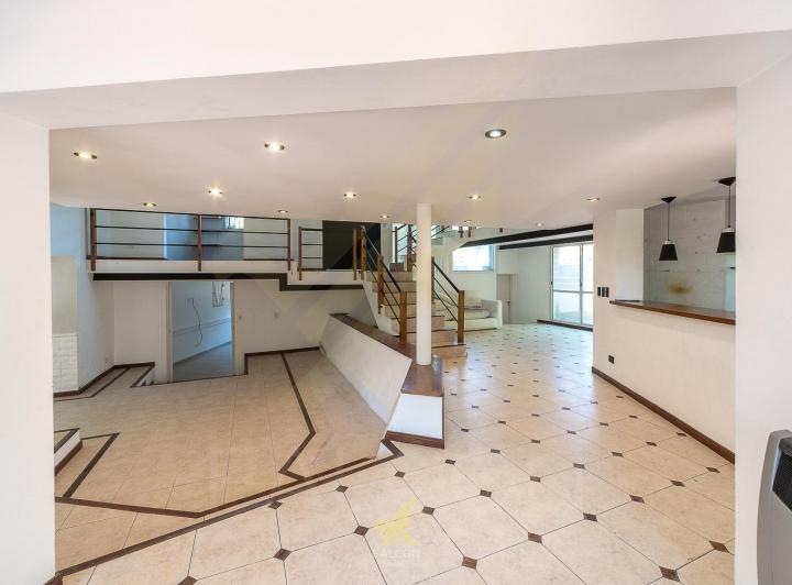 Casa · 223m² · 7 Ambientes · 2 Cocheras