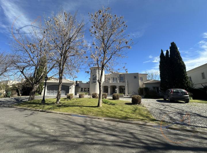 Casa · 585m² · 7 Ambientes · 8 Cocheras