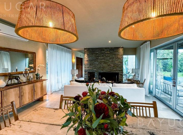 Casa · 240m² · 5 Ambientes · 1 Cochera