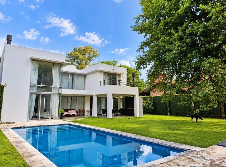 Casa · 263m² · 4 Dormitorios · 5 Cocheras