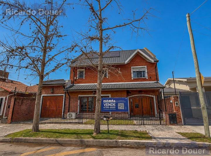 Casa · 270m² · 5 Ambientes · 1 Cochera