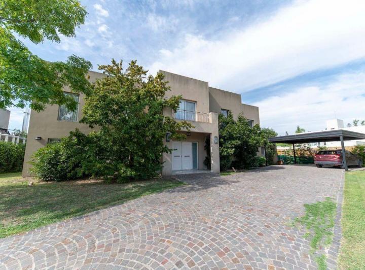 Casa · 290m² · 8 Ambientes · 2 Cocheras