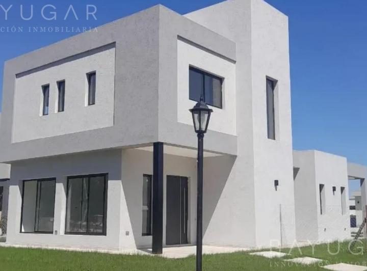 Casa · 194m² · 5 Ambientes · 2 Cocheras