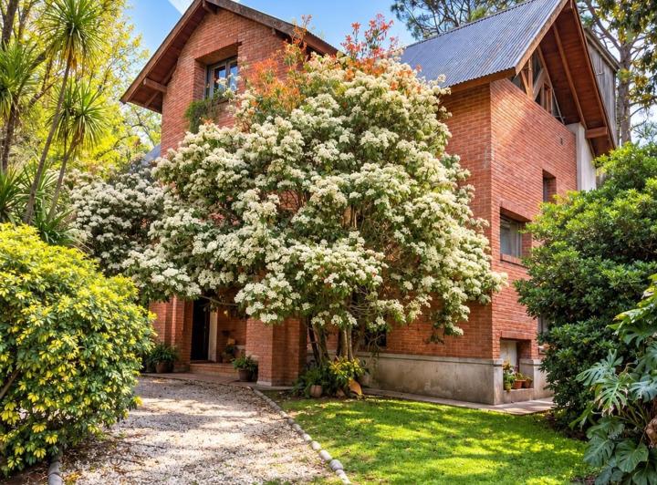 Casa · 250m² · 5 Ambientes · 3 Cocheras