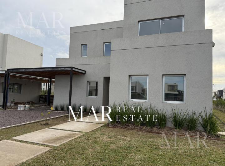 Casa · 220m² · 6 Ambientes · 2 Cocheras