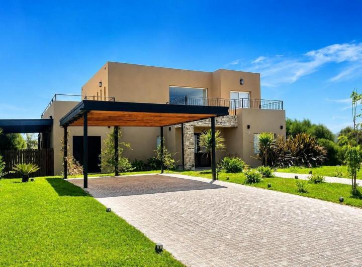 Casa · 216m² · 6 Ambientes · 2 Cocheras