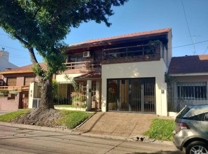 Casa · 328m² · 9 Ambientes · 2 Cocheras