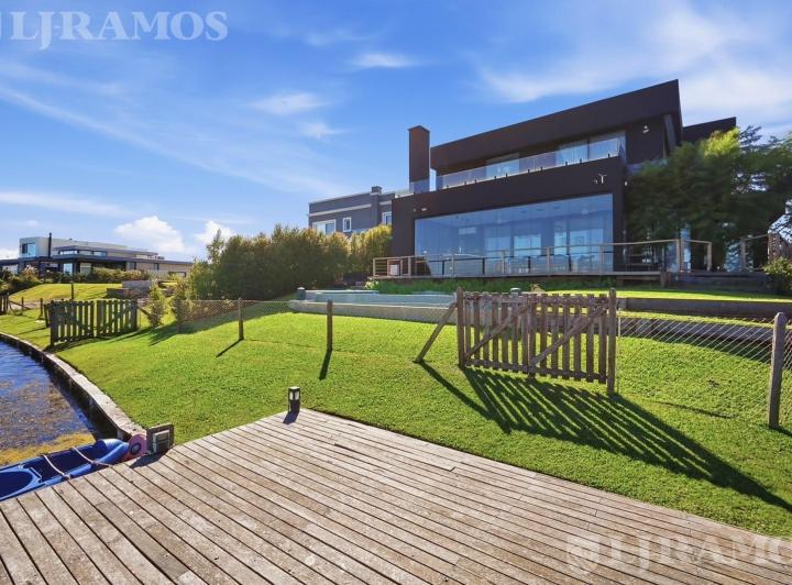 Casa · 340m² · 6 Ambientes · 4 Cocheras