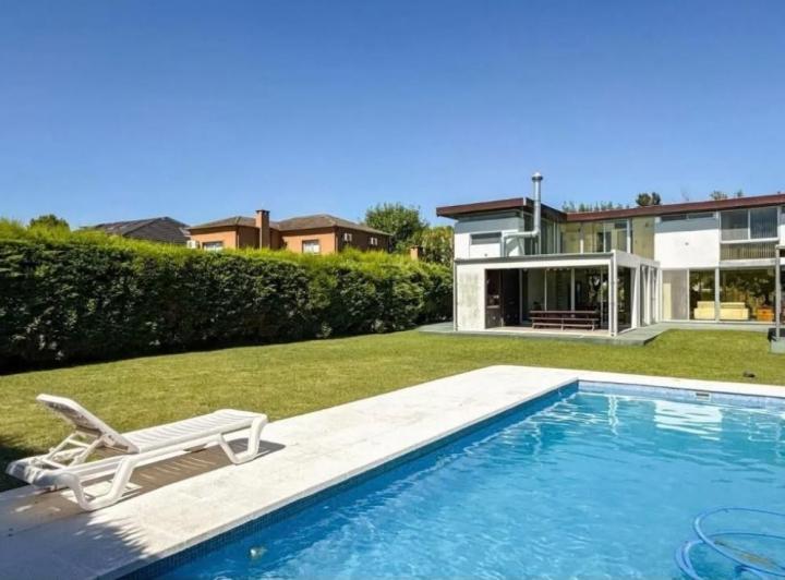 Casa · 195m² · 6 Ambientes · 3 Cocheras