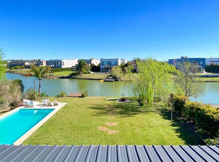 Casa · 210m² · 5 Ambientes · 2 Cocheras