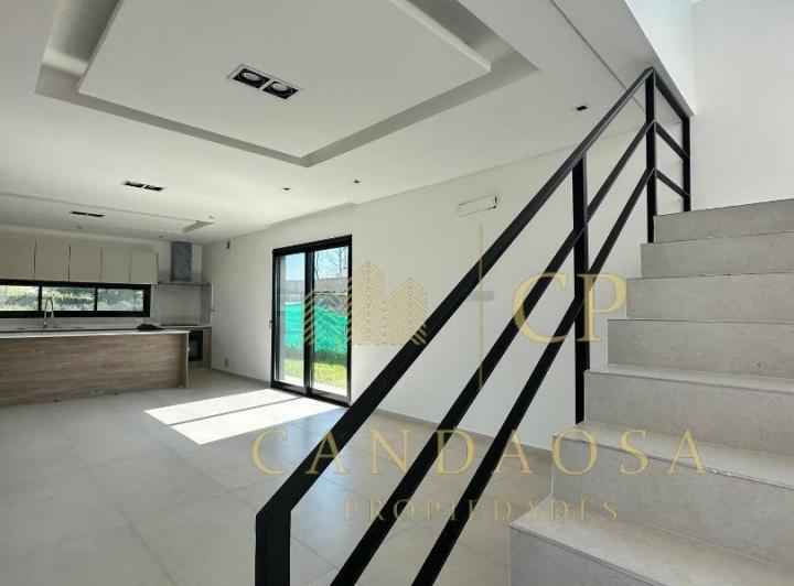 Casa · 217m² · 5 Ambientes · 4 Cocheras