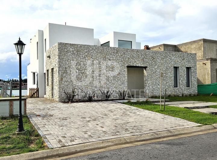 Casa · 223m² · 7 Ambientes · 2 Cocheras