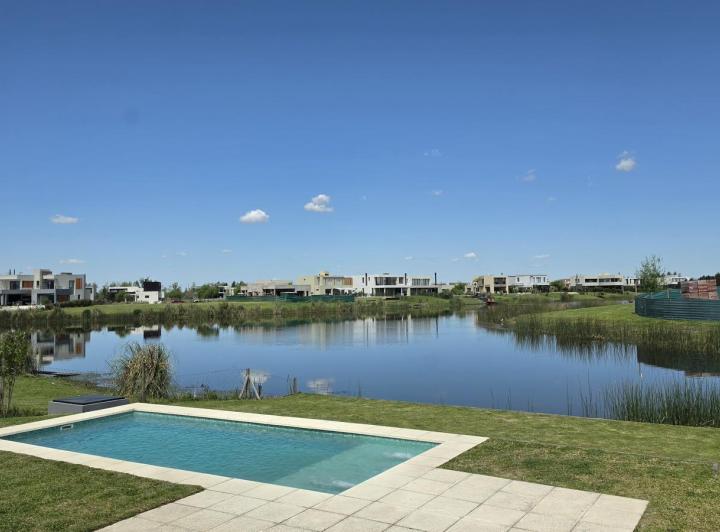 Casa · 177m² · 5 Ambientes · 4 Cocheras