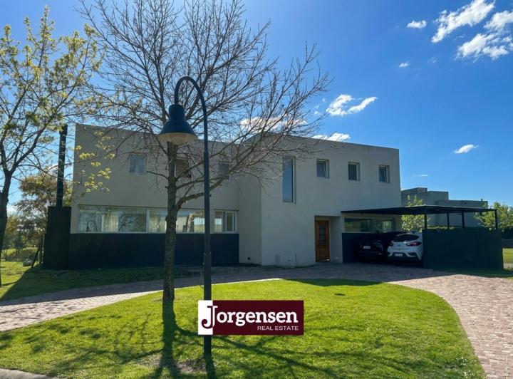 Casa · 240m² · 7 Ambientes · 2 Cocheras