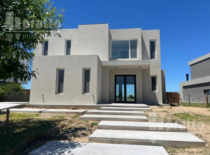 Casa · 220m² · 5 Ambientes · 1 Cochera