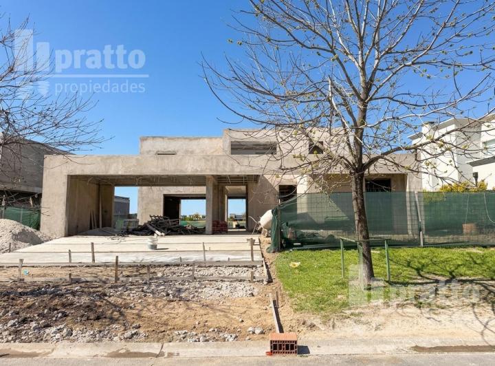 Casa · 260m² · 6 Ambientes · 2 Cocheras