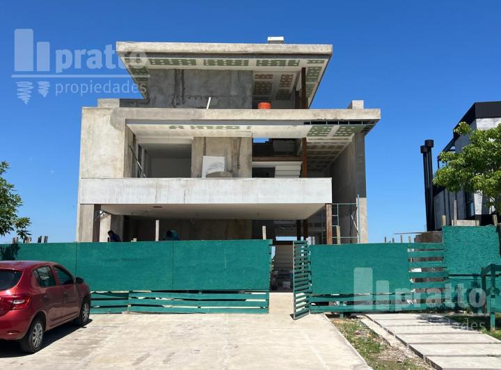 Casa · 585m² · 6 Ambientes · 1 Cochera
