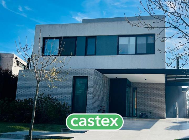 Casa · 270m² · 6 Ambientes · 4 Cocheras