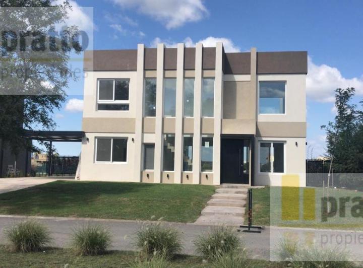 Casa · 243m² · 5 Ambientes · 2 Cocheras