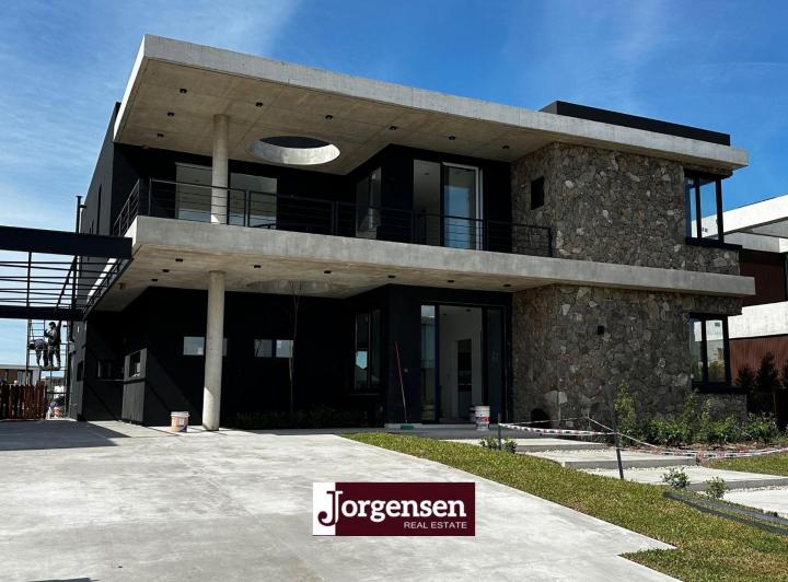 Casa · 321m² · 6 Ambientes · 2 Cocheras