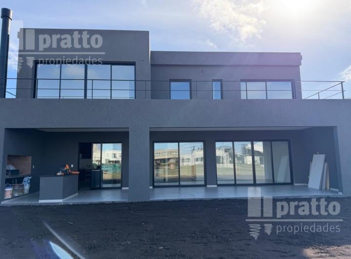 Casa · 327m² · 6 Ambientes · 3 Cocheras