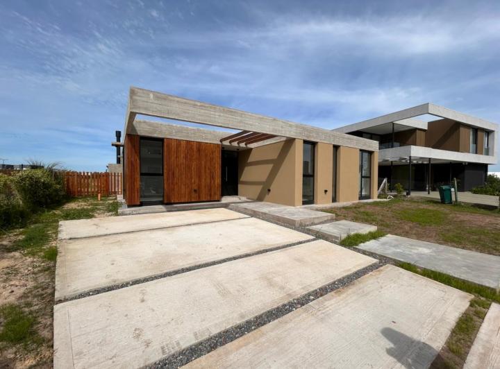Casa · 165m² · 5 Ambientes · 2 Cocheras