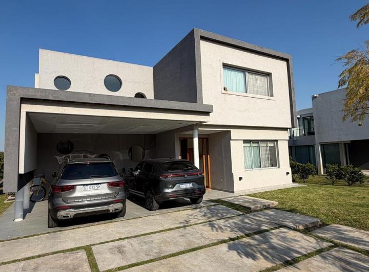 Casa · 230m² · 6 Ambientes · 2 Cocheras