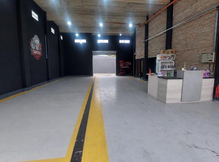 Local comercial · 253m²