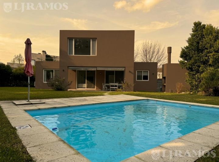 Casa · 240m² · 5 Ambientes · 6 Cocheras