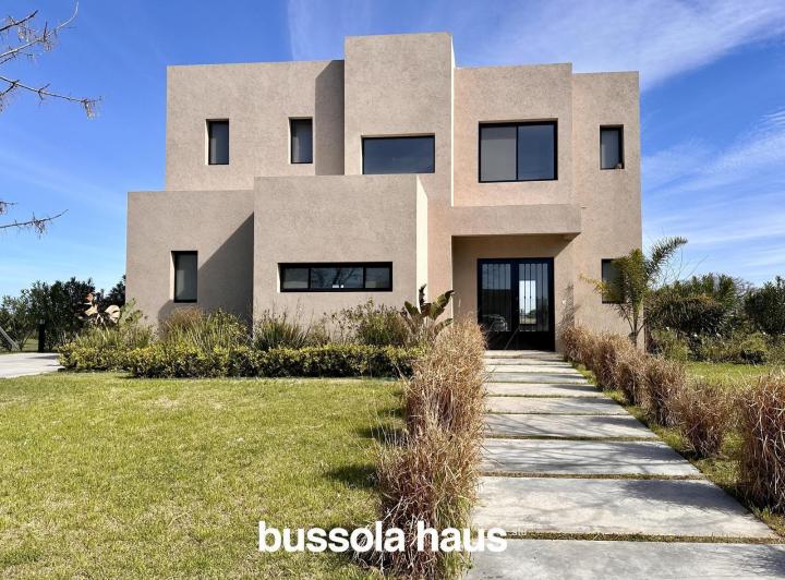 Casa · 230m² · 5 Ambientes · 4 Cocheras