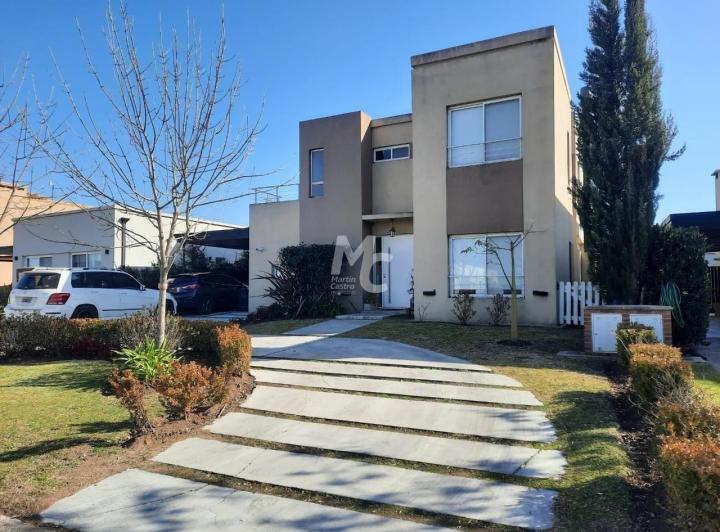 Casa · 200m² · 5 Ambientes · 1 Cochera