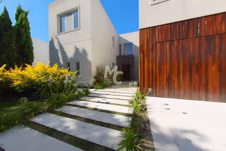 Casa · 490m² · 7 Ambientes