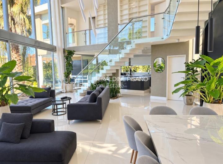 Casa · 300m² · 5 Ambientes · 1 Cochera